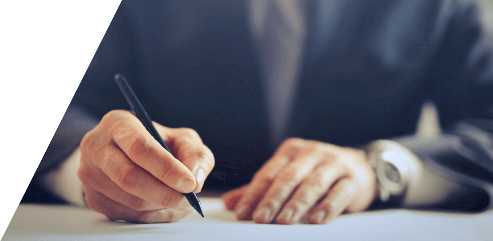 imagen hombre firmando